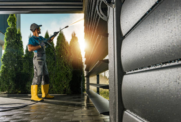 Best Animal Enclosure Cleaning  in Floresville, TX